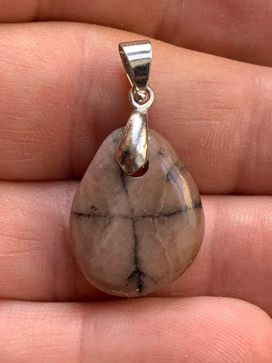 Chiastolite/Andalusite, pendant measuring 34 millimeters x 18x7. Sold with or without a black cord and adjustable to 60 cm!
