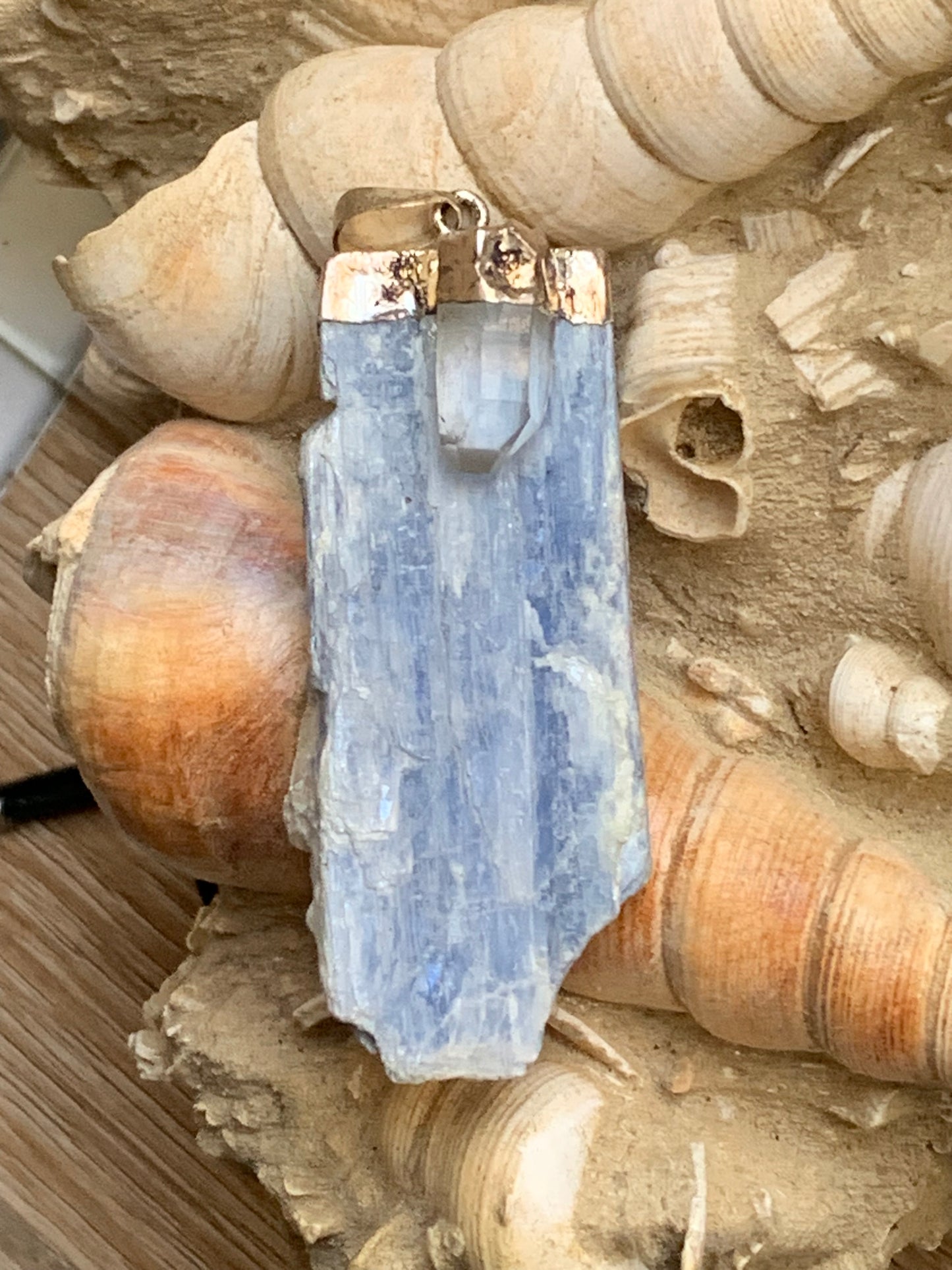 Kyanite disthene + rock crystal (quartz), pendant measuring 65 millimeters x 22 x 14. Sold with or without a black cord and adjustable by 60 cm!