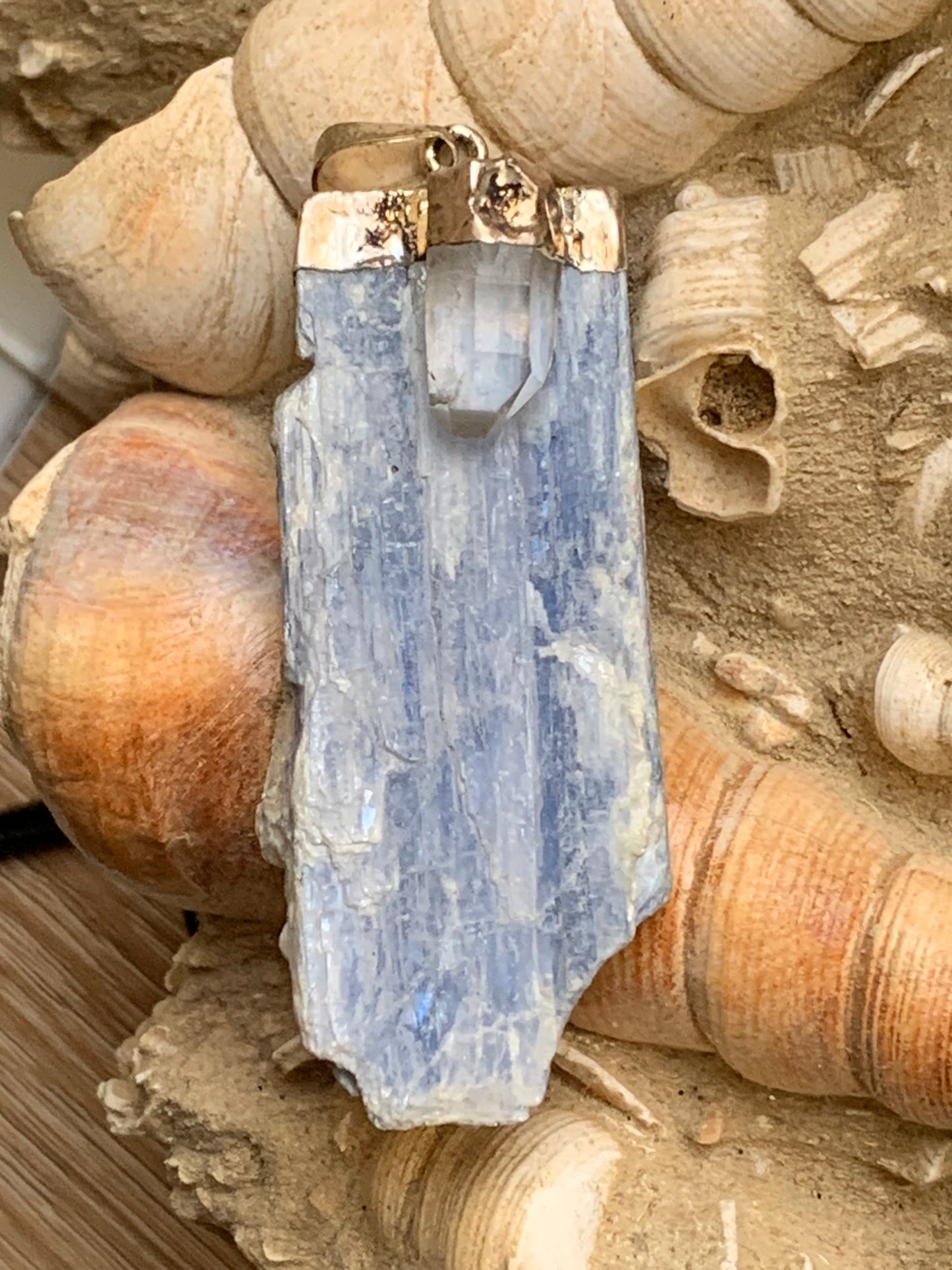 Kyanite disthene + rock crystal (quartz), pendant measuring 65 millimeters x 22 x 14. Sold with or without a black cord and adjustable by 60 cm!