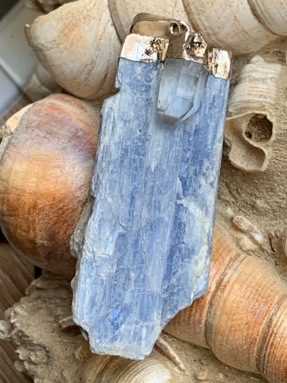 Kyanite disthene + rock crystal (quartz), pendant measuring 65 millimeters x 22 x 14. Sold with or without a black cord and adjustable by 60 cm!