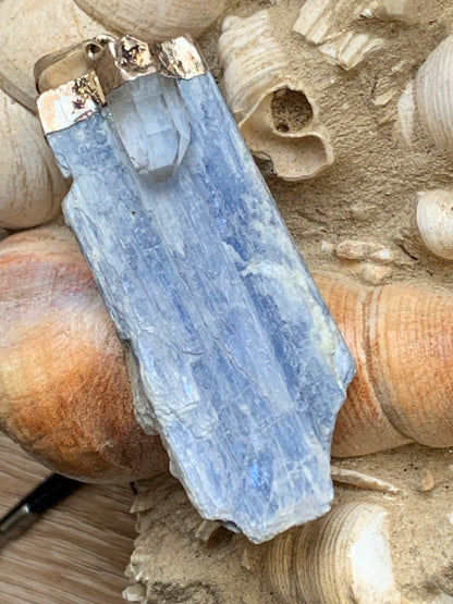 Kyanite disthene + rock crystal (quartz), pendant measuring 65 millimeters x 22 x 14. Sold with or without a black cord and adjustable by 60 cm!