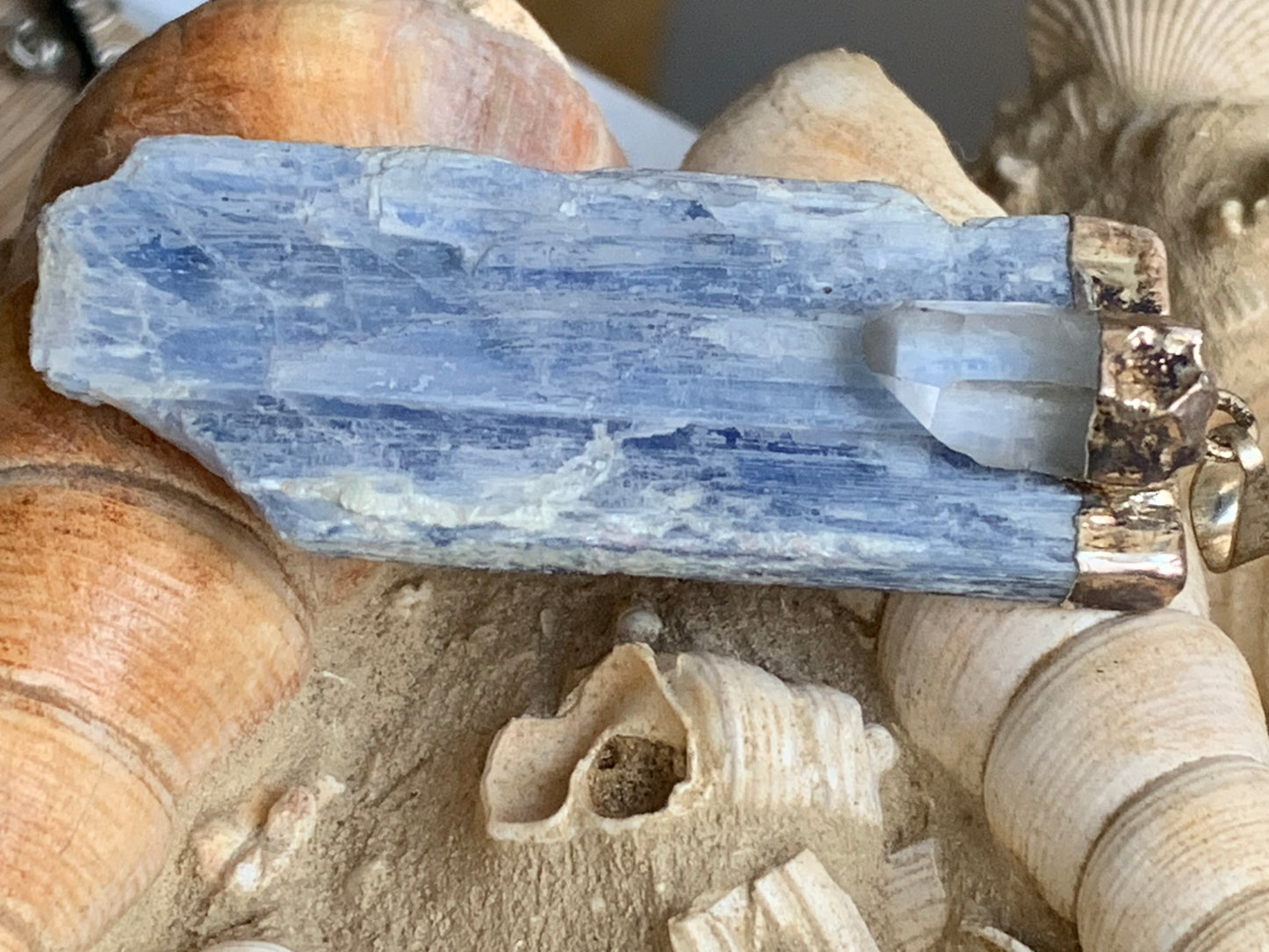 Kyanite disthene + rock crystal (quartz), pendant measuring 65 millimeters x 22 x 14. Sold with or without a black cord and adjustable by 60 cm!