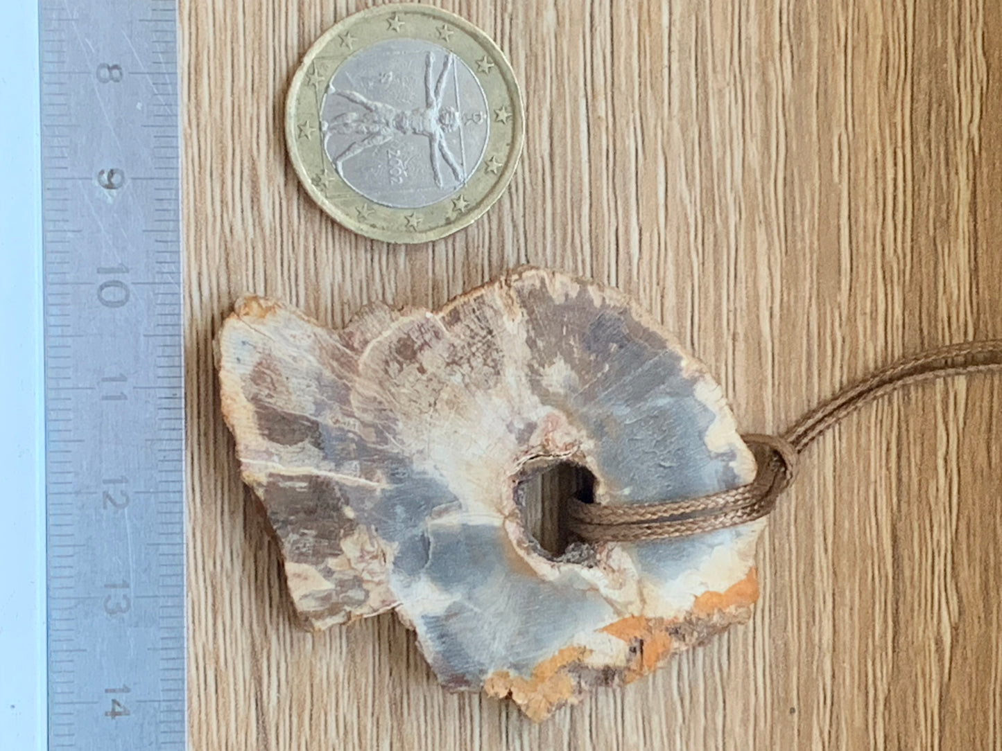 Bois fossilisé/ pétrifié, pendentif de 58x42x8 millimètres, vendu avec cordon coulissant (réglable) marron de 40 à 70 centimètres !
