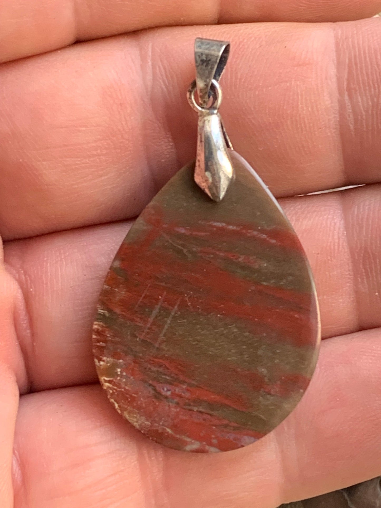 Bois fossilisé/ pétrifié, pendentif en cabochon de 48x26x7 millimètres, vendu avec cordon coulissant (réglable) marron de 40 à 70 centimètres !