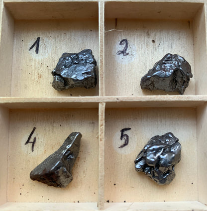 Sélection de météorites Campo Del Cielo (Argentine). Pièce au choix de 4 à 7 grammes environ. Très belle qualité, morceau entier et compact. Véritable pépite de l'espace !