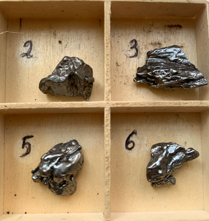 Sélection de météorites Campo Del Cielo (Argentine). Pièce au choix de 4 à 7 grammes environ. Très belle qualité, morceau entier et compact. Véritable pépite de l'espace !