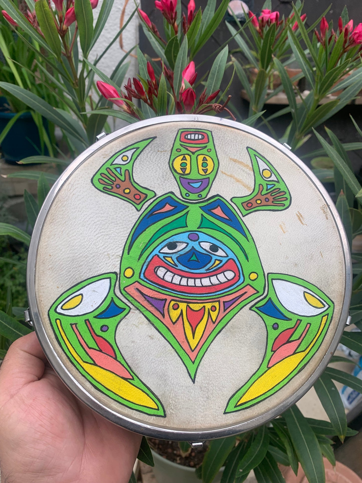 Tambourine/mini-drum made of goatskin, 22x7 centimeters in diameter, with screws for tension adjustment. Handcrafted, perfect for accompaniment, for keeping time! A catchy and hypnotic sound!