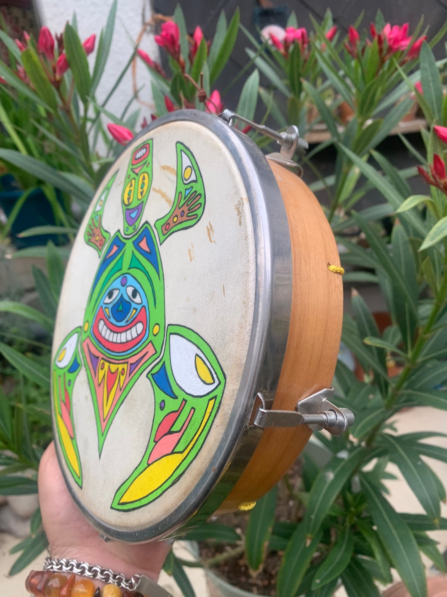 Tambourine/mini-drum made of goatskin, 22x7 centimeters in diameter, with screws for tension adjustment. Handcrafted, perfect for accompaniment, for keeping time! A catchy and hypnotic sound!