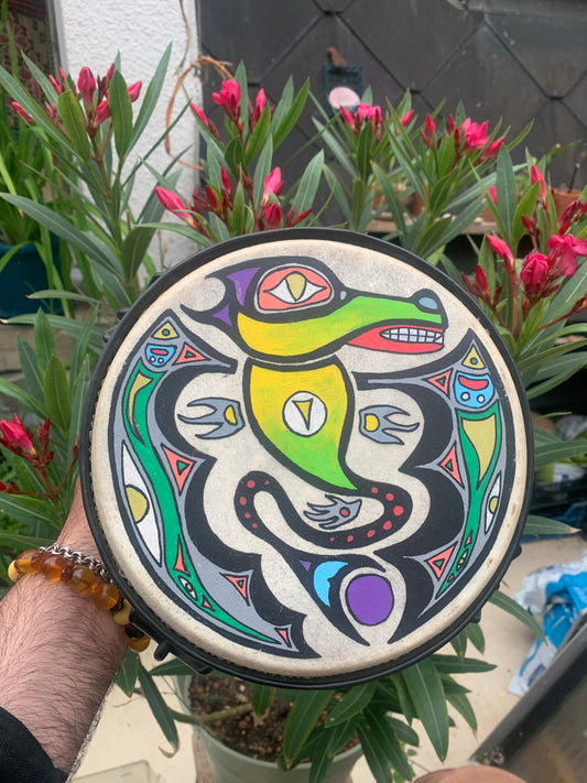 Tambourin/ Bongo en peau de chévre de 20x17 cm de diamètre. Dessin fait main, parfait pour l'accompagnement, pour battre la mesure !