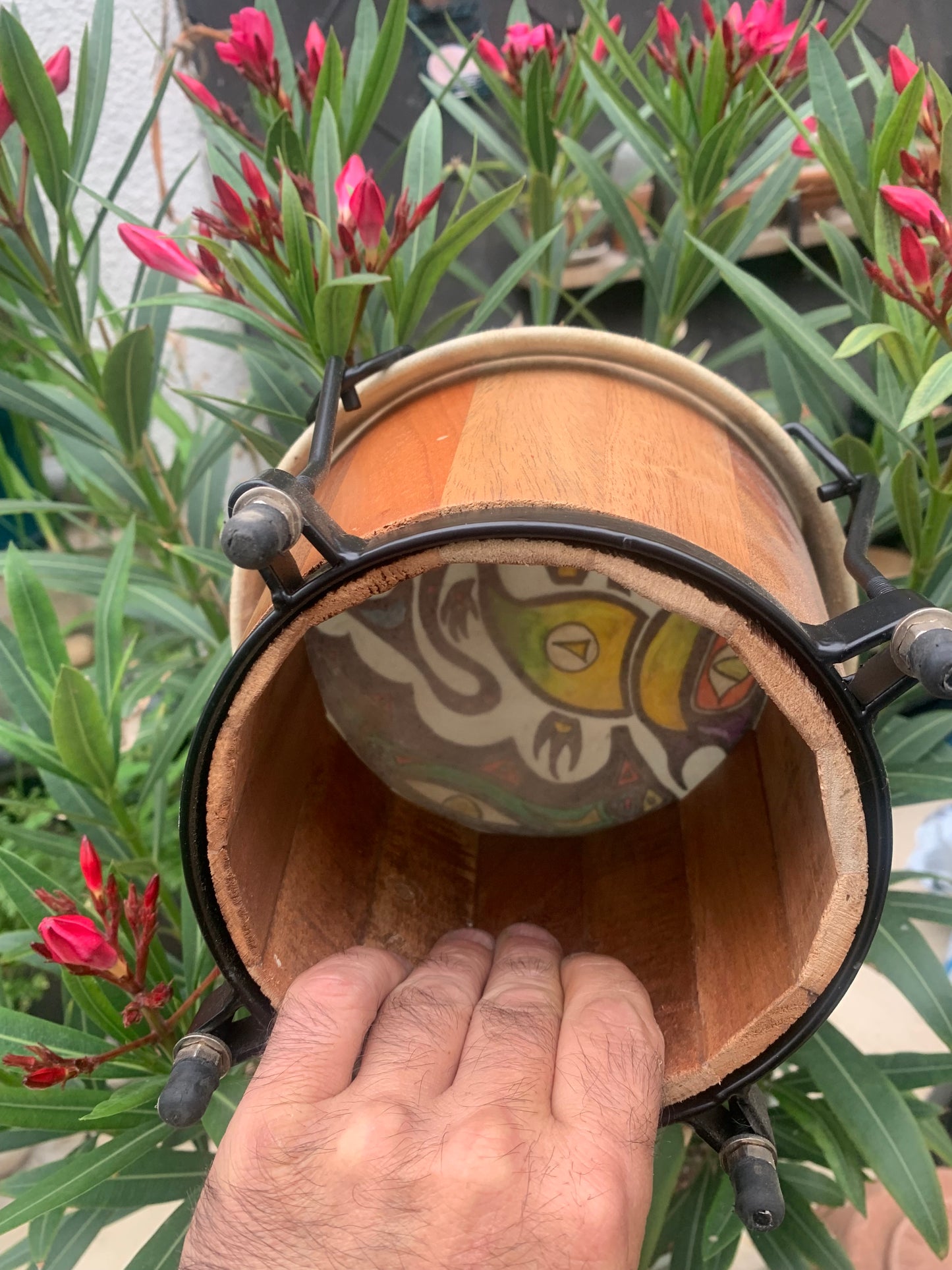 Goat skin tambourine/bongo, 20x17 cm in diameter. Handcrafted, perfect for accompaniment and keeping time!