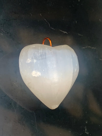 Sélénite, pendentif de 27mm x27 x15. Fait sur métal (laiton) finition argenté. Vendu avec cordon réglable de couleur noire !