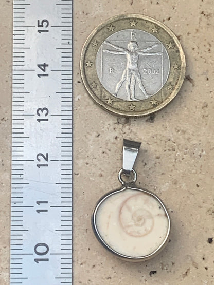 Oeil de Sainte-Lucie, sertis en laiton argenté de 25 mm de hauteur x 16 de largeur x 6 d'ép. Vendu avec cordon noir réglable offert !