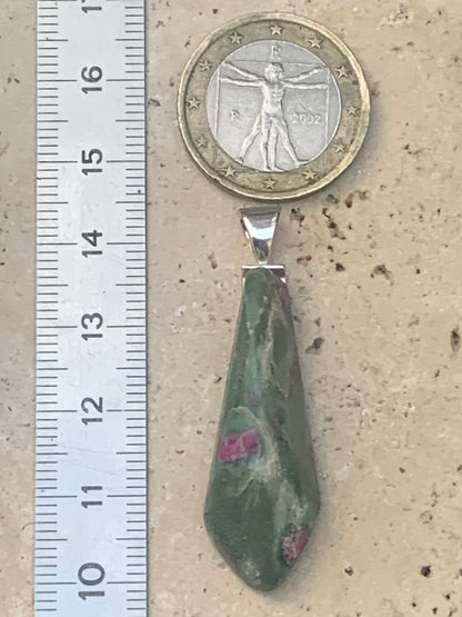 Rubis sur Fuchsite (micas vert), monté sur Argent par G & Z, de 45 mm de ht x14 x12. Vendu avec un cordon réglable de couleur noire !