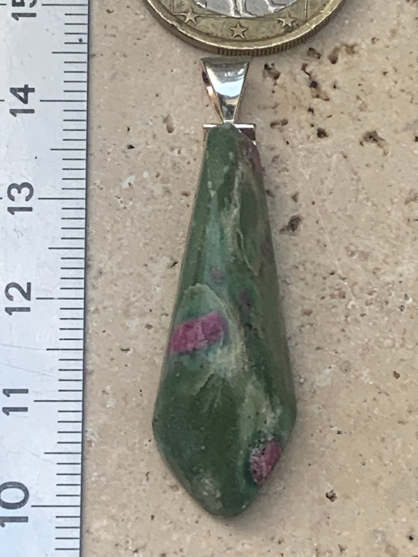 Rubis sur Fuchsite (micas vert), monté sur Argent par G & Z, de 45 mm de ht x14 x12. Vendu avec un cordon réglable de couleur noire !