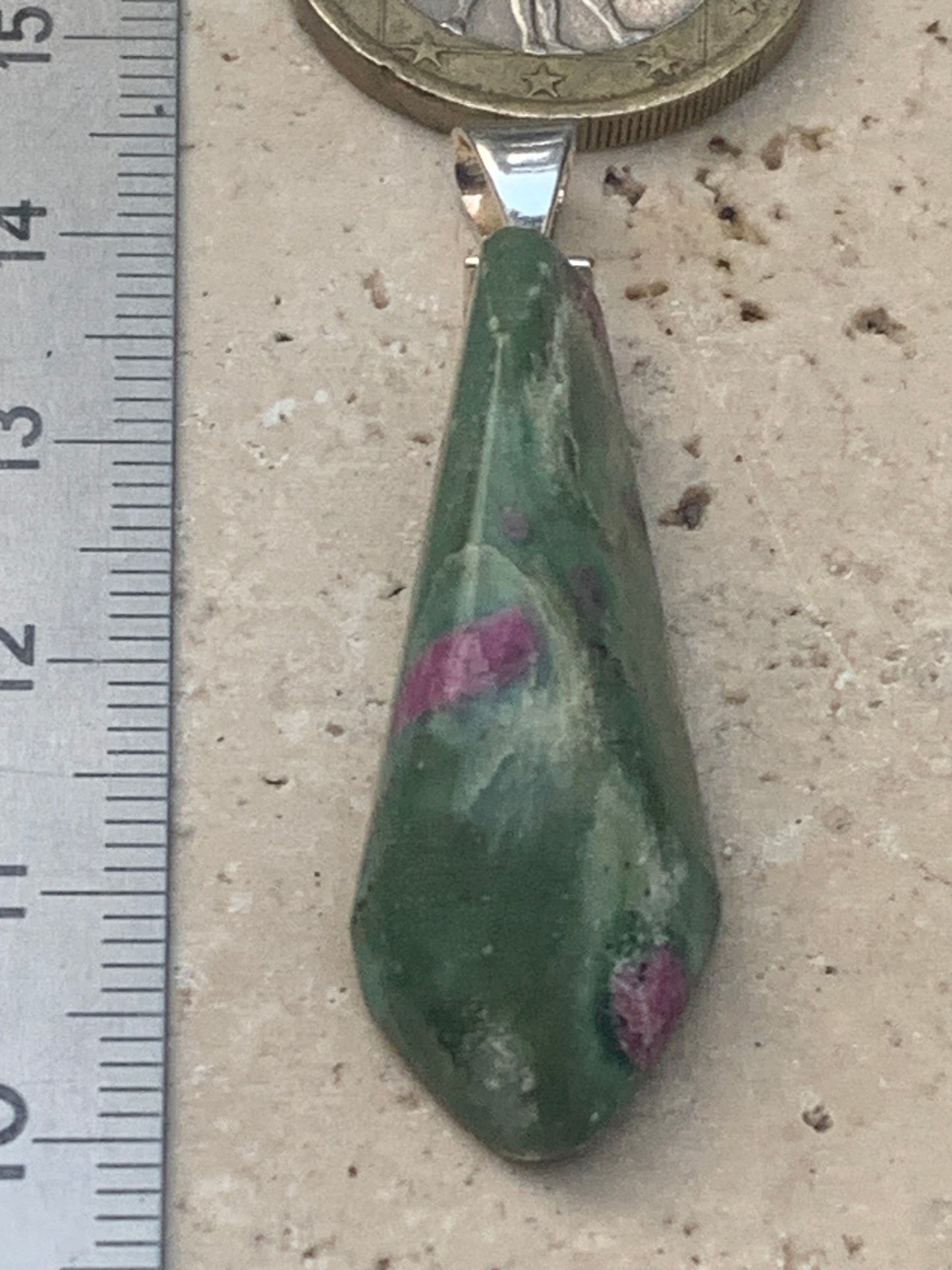 Rubis sur Fuchsite (micas vert), monté sur Argent par G & Z, de 45 mm de ht x14 x12. Vendu avec un cordon réglable de couleur noire !