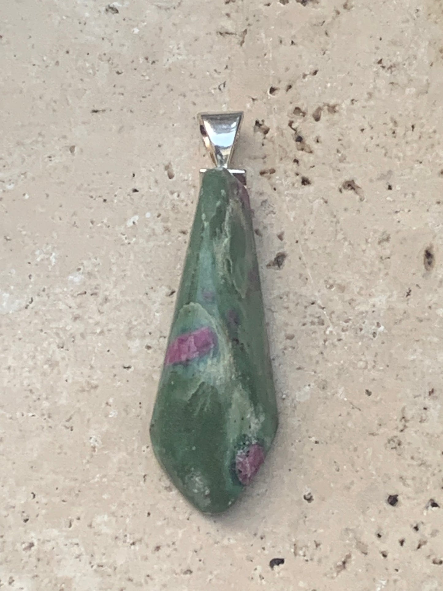 Rubis sur Fuchsite (micas vert), monté sur Argent par G & Z, de 45 mm de ht x14 x12. Vendu avec un cordon réglable de couleur noire !