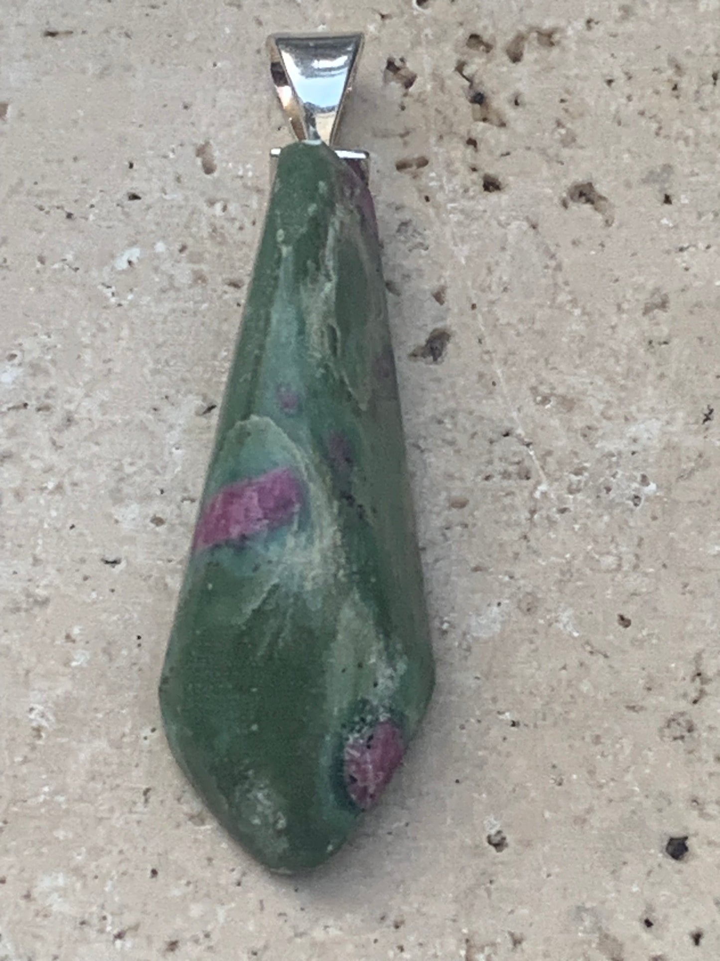 Rubis sur Fuchsite (micas vert), monté sur Argent par G & Z, de 45 mm de ht x14 x12. Vendu avec un cordon réglable de couleur noire !