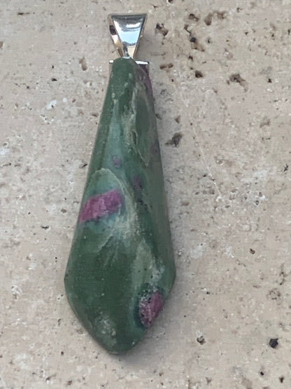 Rubis sur Fuchsite (micas vert), monté sur Argent par G & Z, de 45 mm de ht x14 x12. Vendu avec un cordon réglable de couleur noire !