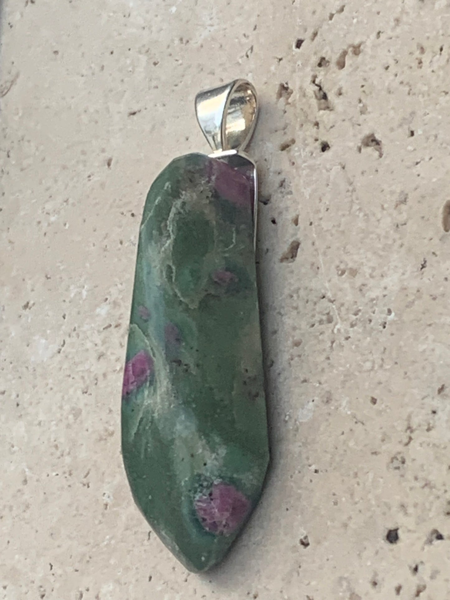 Rubis sur Fuchsite (micas vert), monté sur Argent par G & Z, de 45 mm de ht x14 x12. Vendu avec un cordon réglable de couleur noire !
