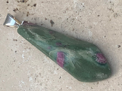 Rubis sur Fuchsite (micas vert), monté sur Argent par G & Z, de 45 mm de ht x14 x12. Vendu avec un cordon réglable de couleur noire !