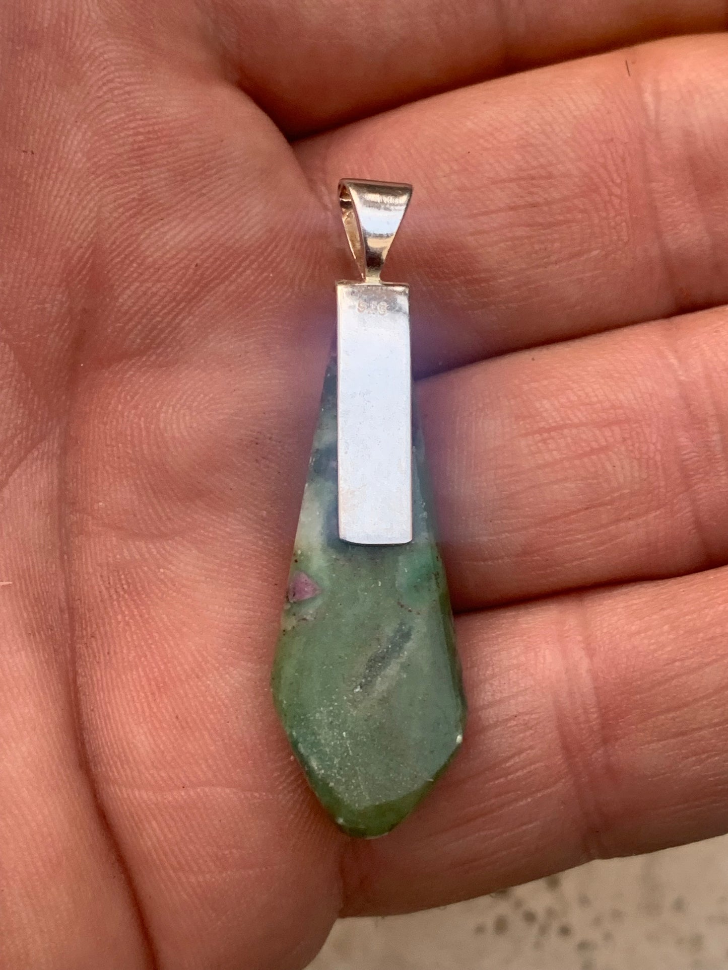 Rubis sur Fuchsite (micas vert), monté sur Argent par G & Z, de 45 mm de ht x14 x12. Vendu avec un cordon réglable de couleur noire !