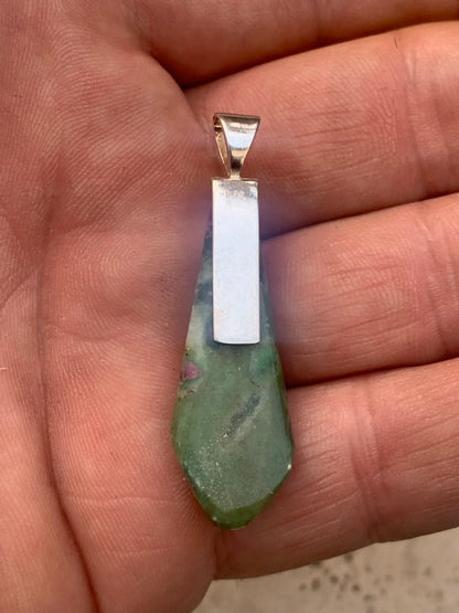 Rubis sur Fuchsite (micas vert), monté sur Argent par G & Z, de 45 mm de ht x14 x12. Vendu avec un cordon réglable de couleur noire !