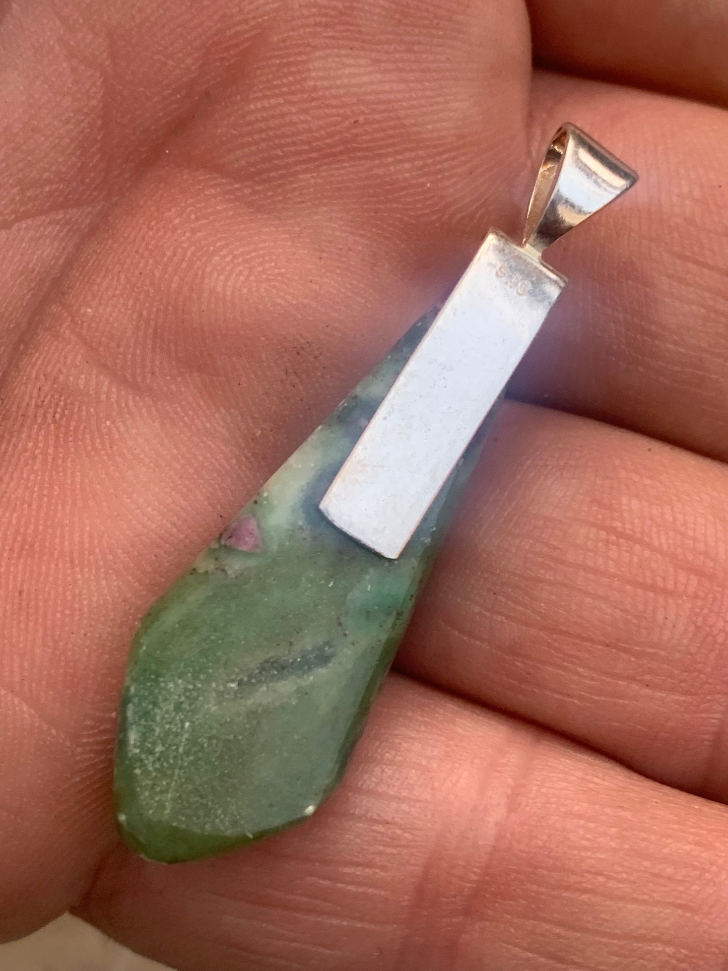 Rubis sur Fuchsite (micas vert), monté sur Argent par G & Z, de 45 mm de ht x14 x12. Vendu avec un cordon réglable de couleur noire !