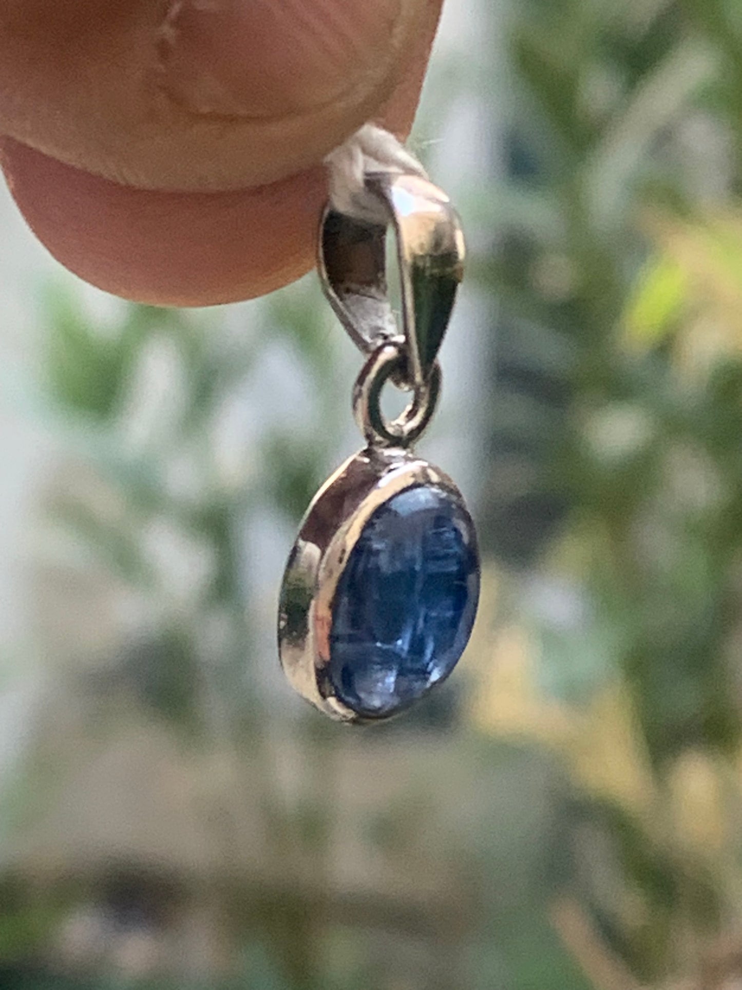 Kyanite disthene, silver pendant measuring 22 millimeters x10x5. Sold with or without a black cord and adjustable to 60 cm!