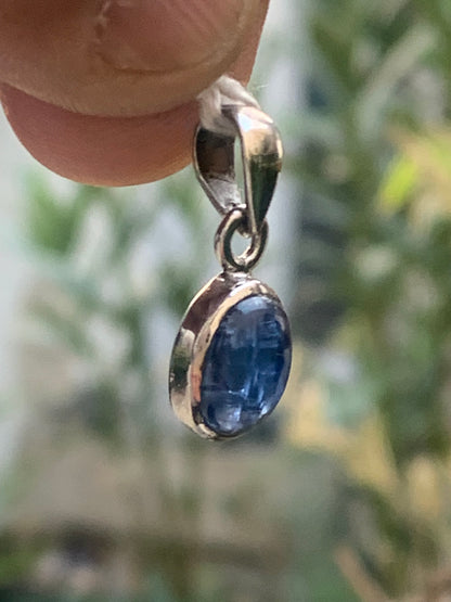 Kyanite disthene, silver pendant measuring 22 millimeters x10x5. Sold with or without a black cord and adjustable to 60 cm!