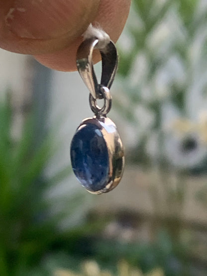 Kyanite disthene, silver pendant measuring 22 millimeters x10x5. Sold with or without a black cord and adjustable to 60 cm!