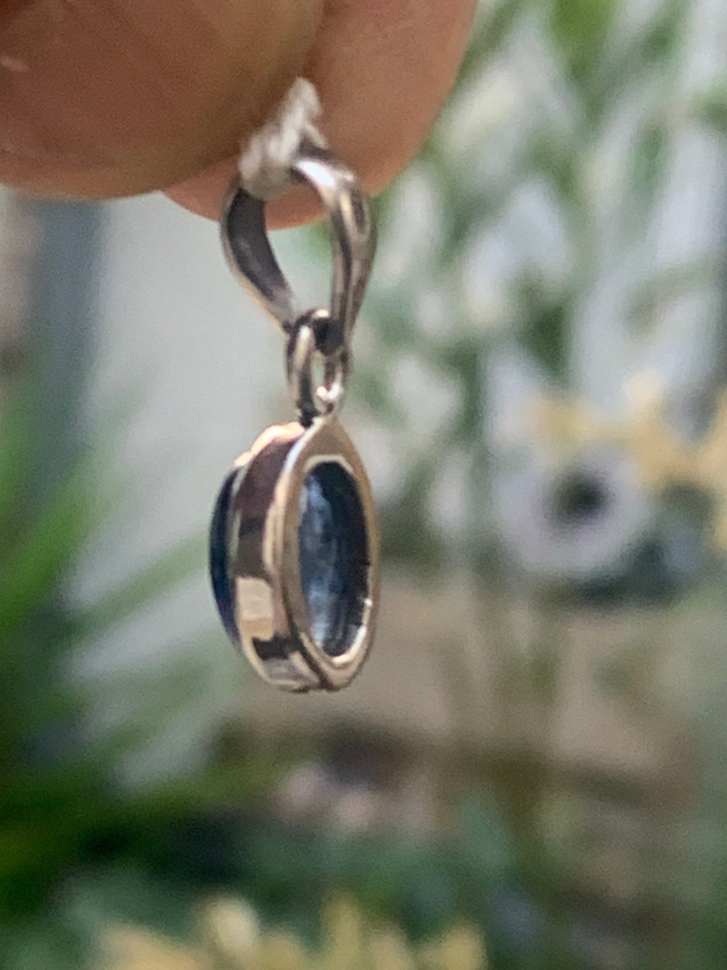 Kyanite disthene, silver pendant measuring 22 millimeters x10x5. Sold with or without a black cord and adjustable to 60 cm!