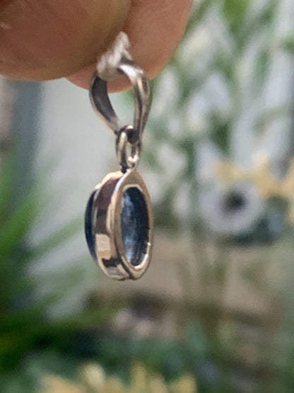 Kyanite disthene, silver pendant measuring 22 millimeters x10x5. Sold with or without a black cord and adjustable to 60 cm!