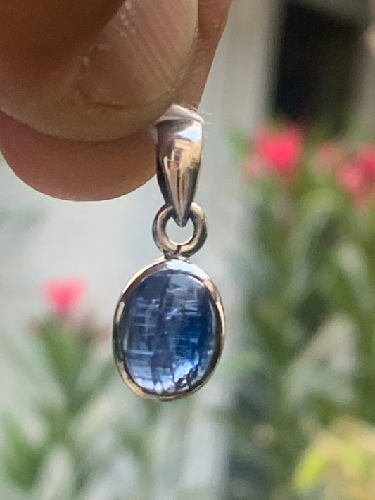 Kyanite disthene, silver pendant measuring 22 millimeters x10x5. Sold with or without a black cord and adjustable to 60 cm!