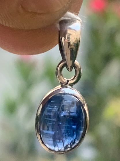 Kyanite disthene, silver pendant measuring 22 millimeters x10x5. Sold with or without a black cord and adjustable to 60 cm!