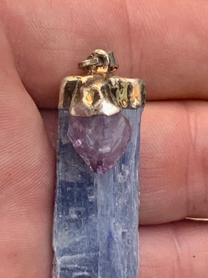 Kyanite disthene + Amethyst, pendant of 65 millimeters x15x14. Sold with or without black cord and adjustable by 60 cm!