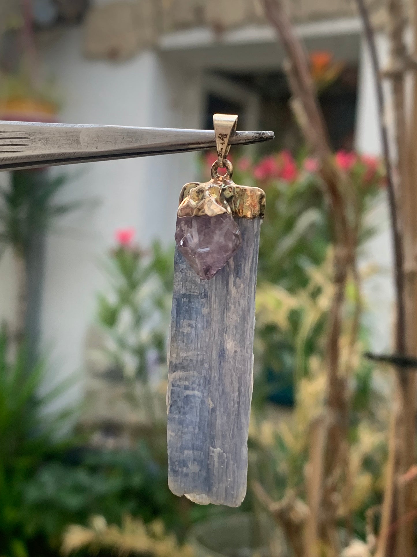 Kyanite disthene + Amethyst, pendant of 65 millimeters x15x14. Sold with or without black cord and adjustable by 60 cm!