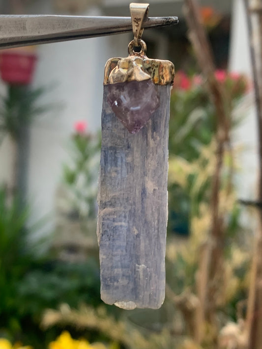Kyanite disthene + Amethyst, pendant of 65 millimeters x15x14. Sold with or without black cord and adjustable by 60 cm!