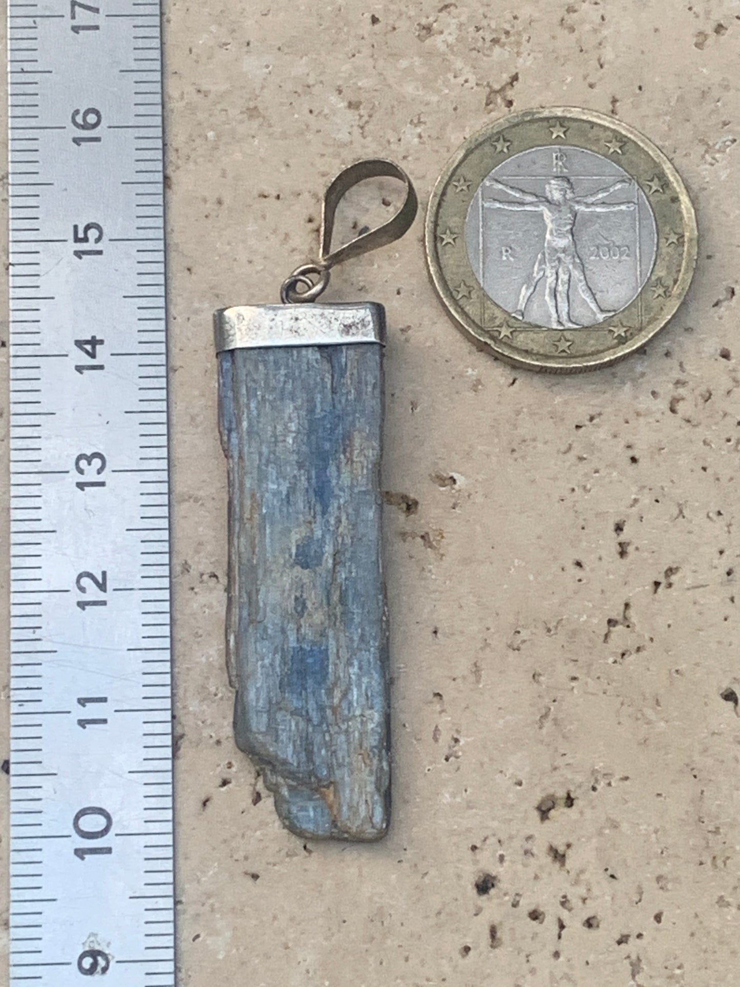 Kyanite disthene, pendant measuring 60 millimeters x 14 x 2. Sold with or without a black cord and adjustable by 60 cm!