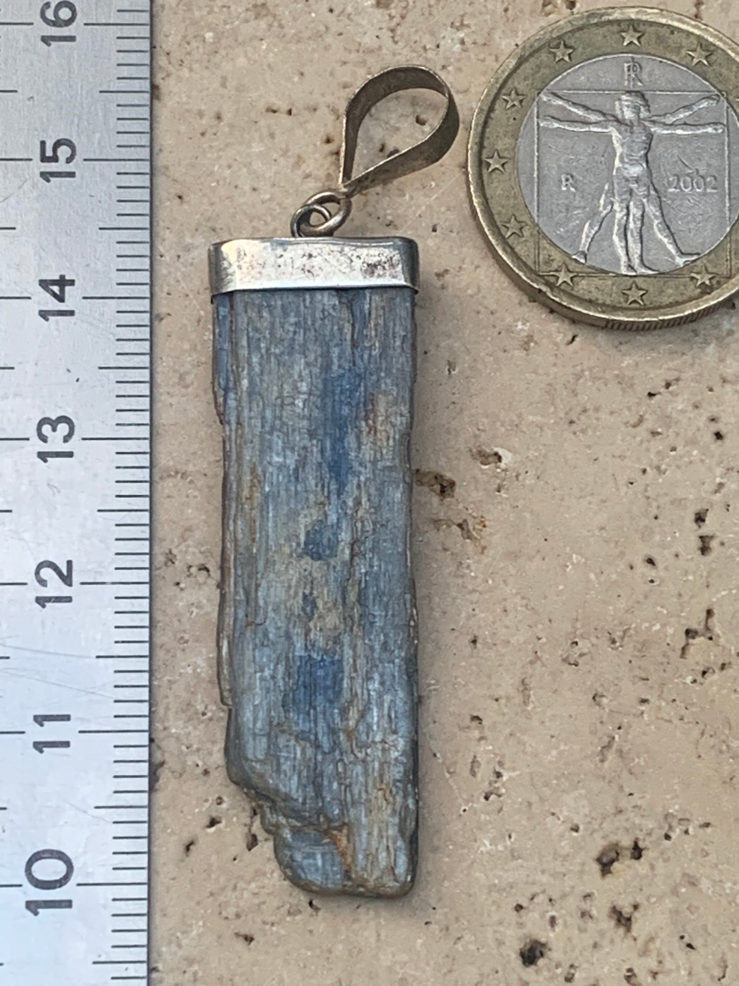 Kyanite disthene, pendant measuring 60 millimeters x 14 x 2. Sold with or without a black cord and adjustable by 60 cm!