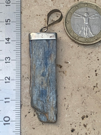 Kyanite disthene, pendant measuring 60 millimeters x 14 x 2. Sold with or without a black cord and adjustable by 60 cm!