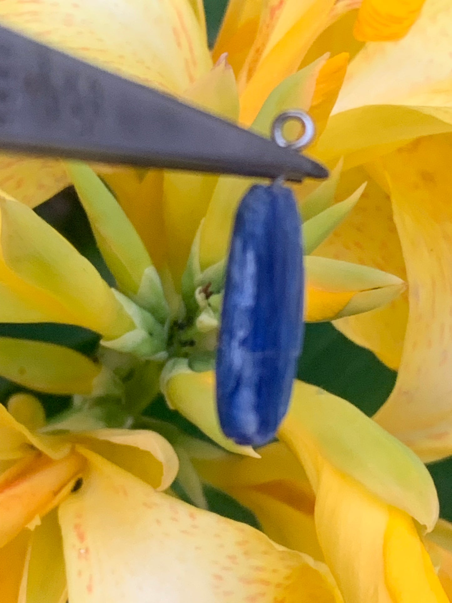 Kyanite disthene, pendant of 25 millimeters x10x5. Sold with or without black cord and adjustable by 60 cm!