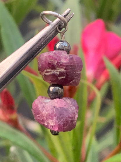 Rubis d'Inde, corindon naturel monté par G & Z, de 32 mm de ht x12 x10. Vendu avec un cordon réglable de couleur noire !