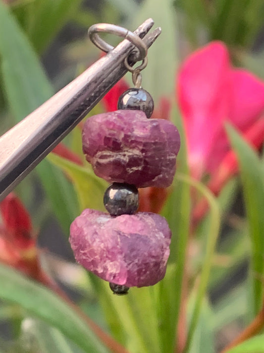 Rubis d'Inde, corindon naturel monté par G & Z, de 32 mm de ht x12 x10. Vendu avec un cordon réglable de couleur noire !