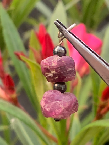 Rubis d'Inde, corindon naturel monté par G & Z, de 32 mm de ht x12 x10. Vendu avec un cordon réglable de couleur noire !