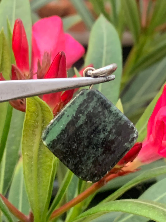 Zoisite, pendentif monté par G & Z, de 37 mm de ht x25 x5. Vendu avec un cordon réglable de couleur noire !