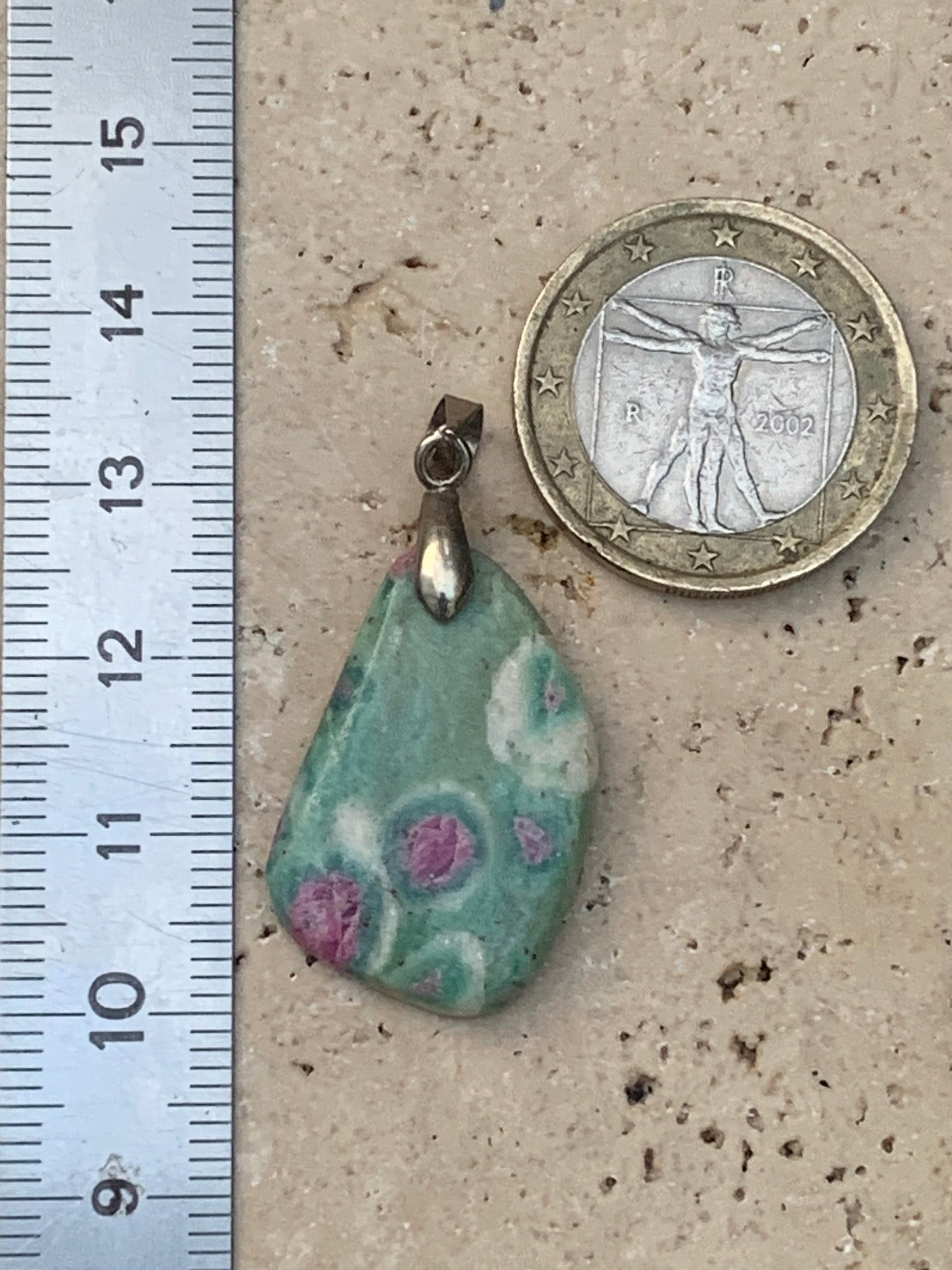 Rubis sur Fuchsite (micas vert), monté par G & Z, taille de 36 mm de ht x17 x5. Vendu avec un cordon réglable de couleur noire !