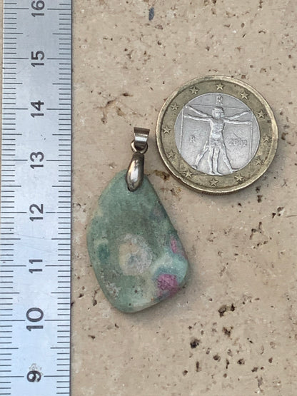 Rubis sur Fuchsite (micas vert), monté par G & Z, taille de 36 mm de ht x17 x5. Vendu avec un cordon réglable de couleur noire !
