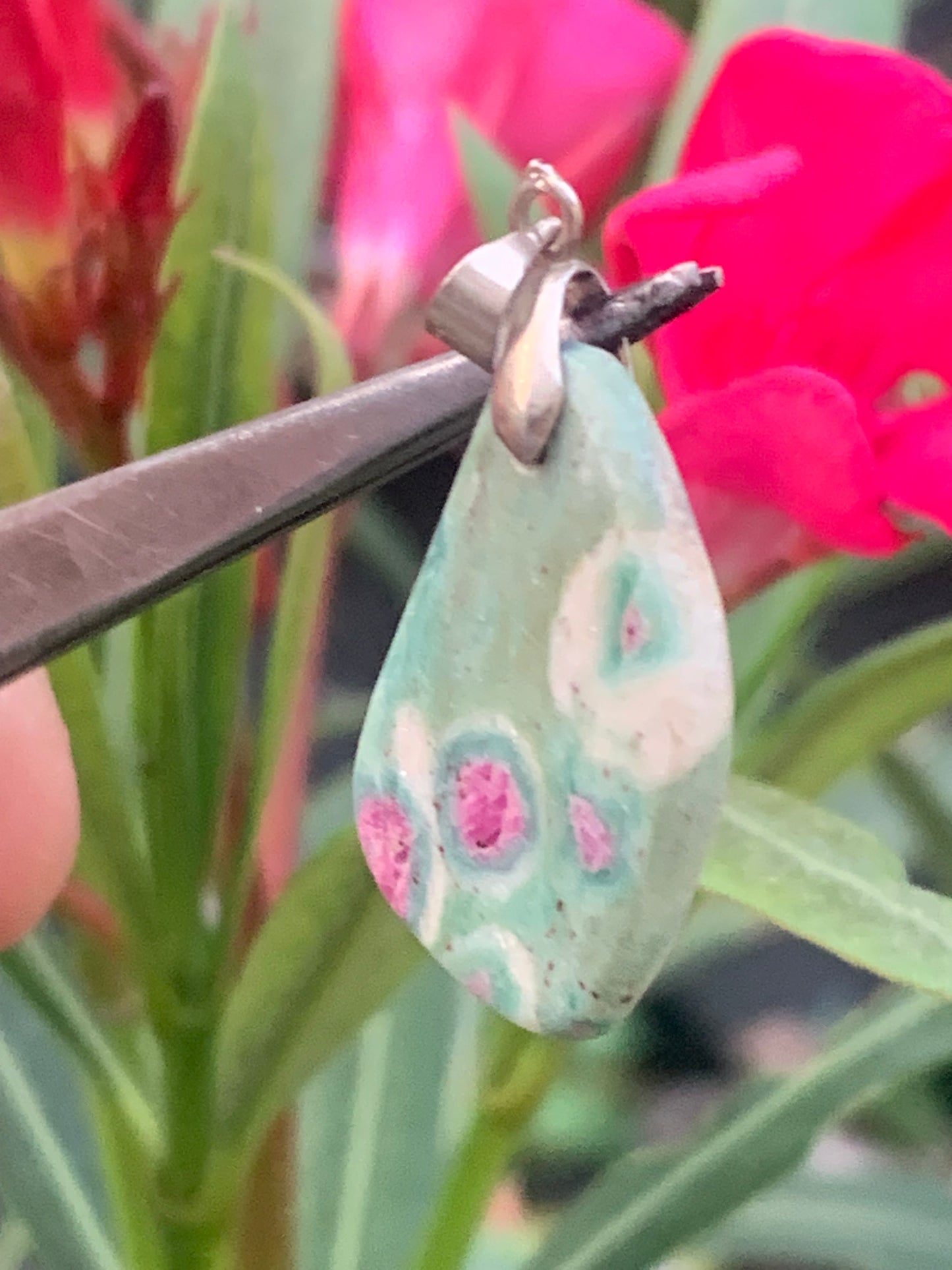 Rubis sur Fuchsite (micas vert), monté par G & Z, taille de 36 mm de ht x17 x5. Vendu avec un cordon réglable de couleur noire !