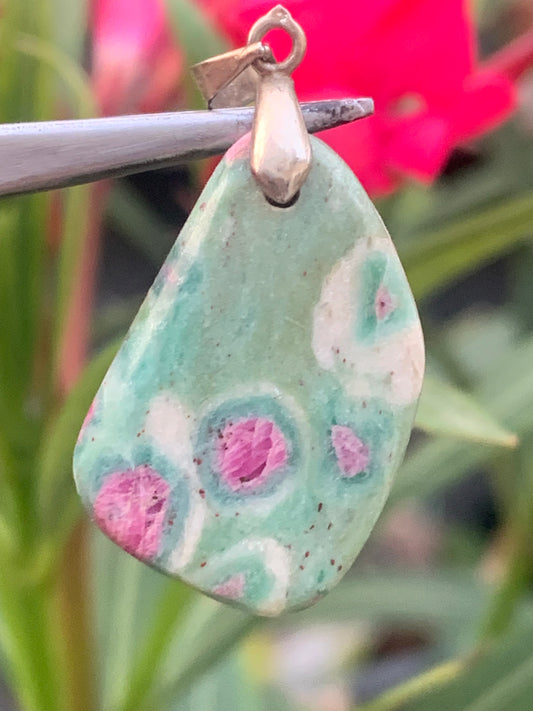 Rubis sur Fuchsite (micas vert), monté par G & Z, taille de 36 mm de ht x17 x5. Vendu avec un cordon réglable de couleur noire !