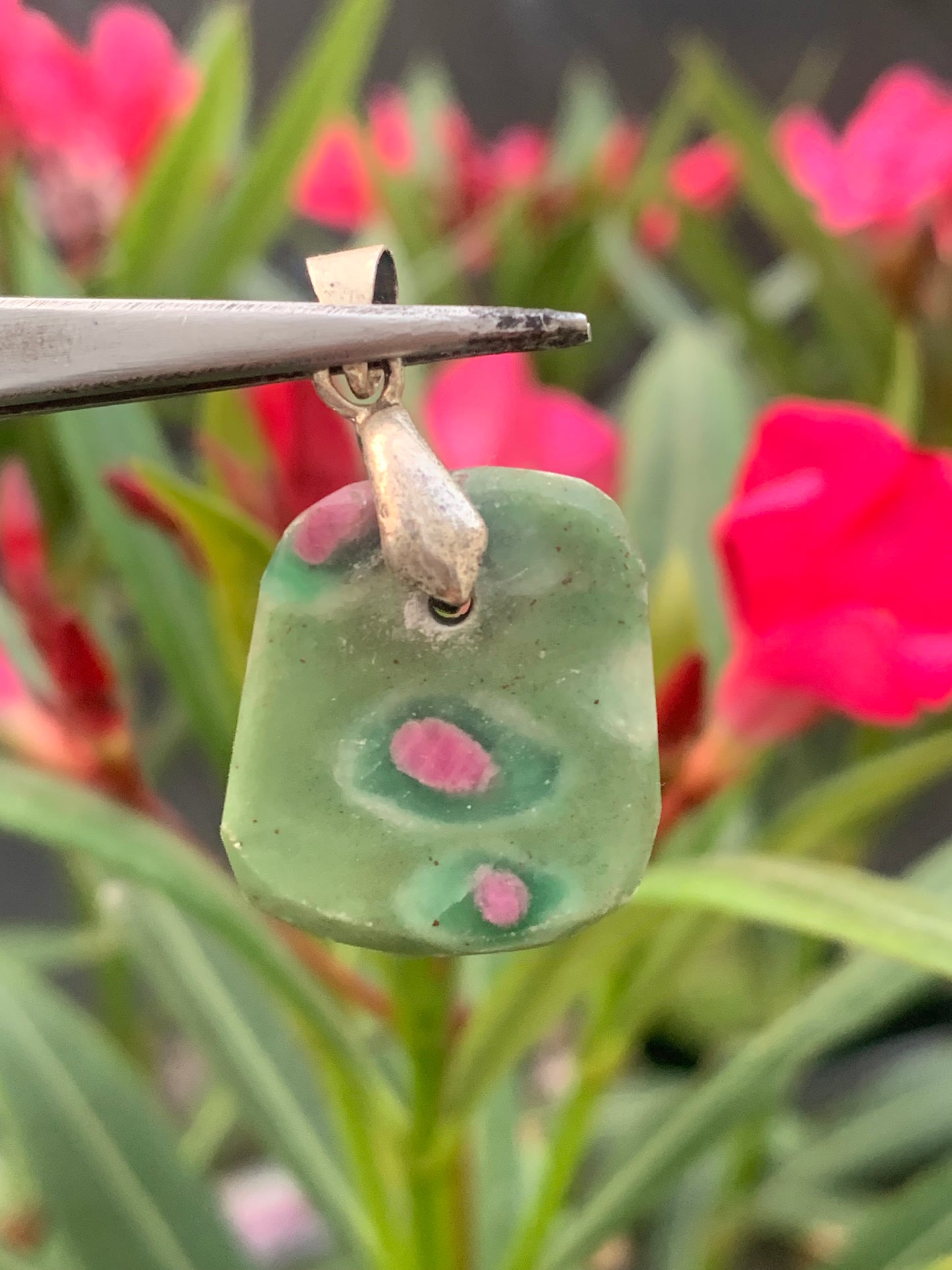 Rubis sur Fuchsite (micas vert), monté par G & Z, de 32 mm de ht x20 x5. Vendu avec un cordon réglable de couleur noire !